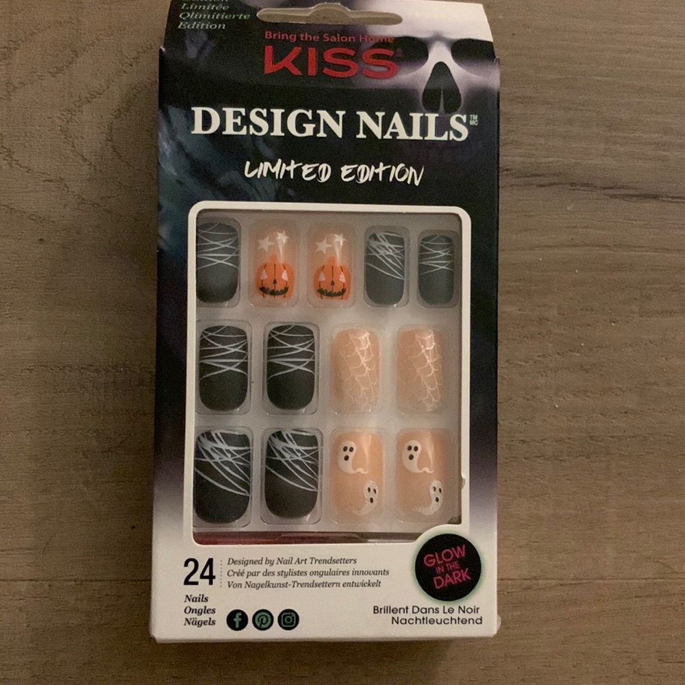 NEW Kiss Nails Halloween Medium Gray White Ghost Pumpkin Web. Glow in dark.